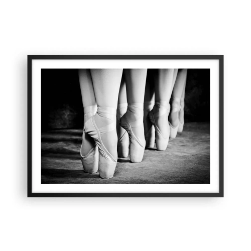 Póster en marco negro - Fotografía en blanco y negro de las zapatillas de ballet de una bailarina. - 70x50cm - En conjunto y al unísono - Decoración de pared moderna para salón y dormitorio ARTTOR