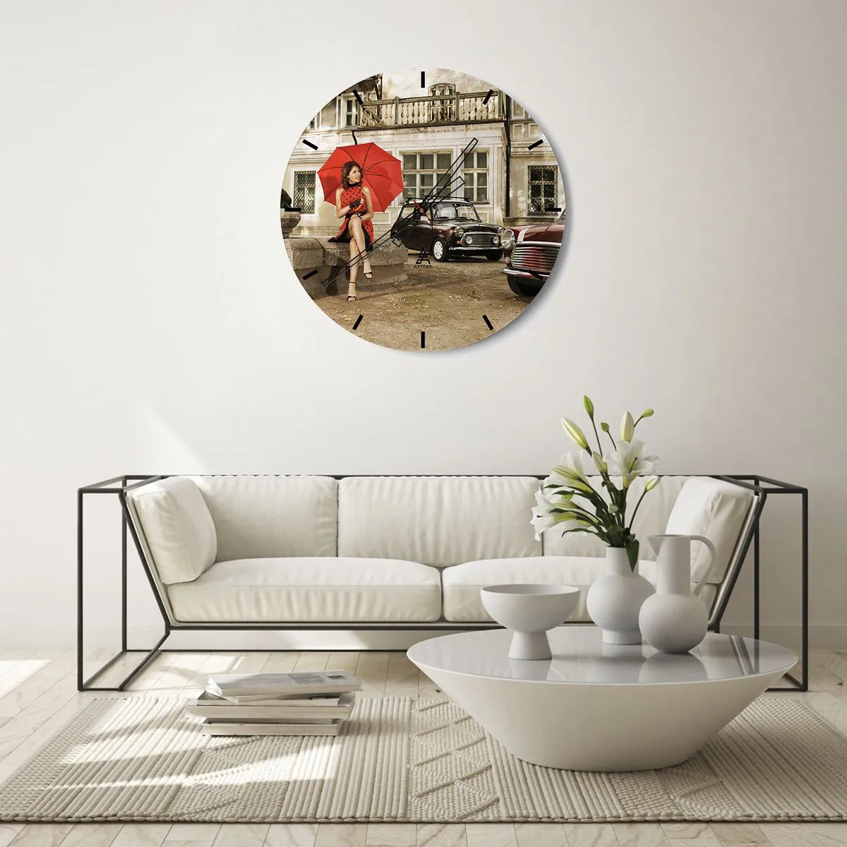 Reloj de pared - Reloj de vidrio - Una mujer con un paraguas rojo delante de coches retro. - 30x30cm - Un mini viaje sentimental - Decoración de pared moderna para salón, cocina y dormitorio ARTTOR