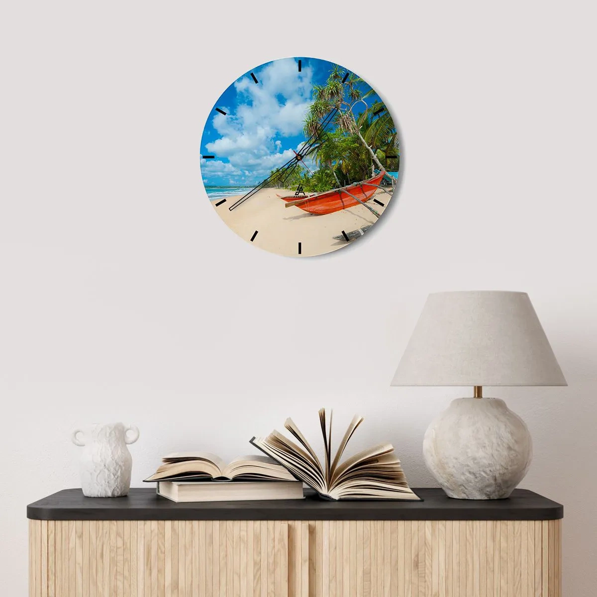 Reloj de pared - Reloj de vidrio - Una playa con palmeras y un barco rojo contra un cielo azul. - 30x30cm - El encanto de los trópicos - Decoración de pared moderna para salón, cocina y dormitorio ARTTOR