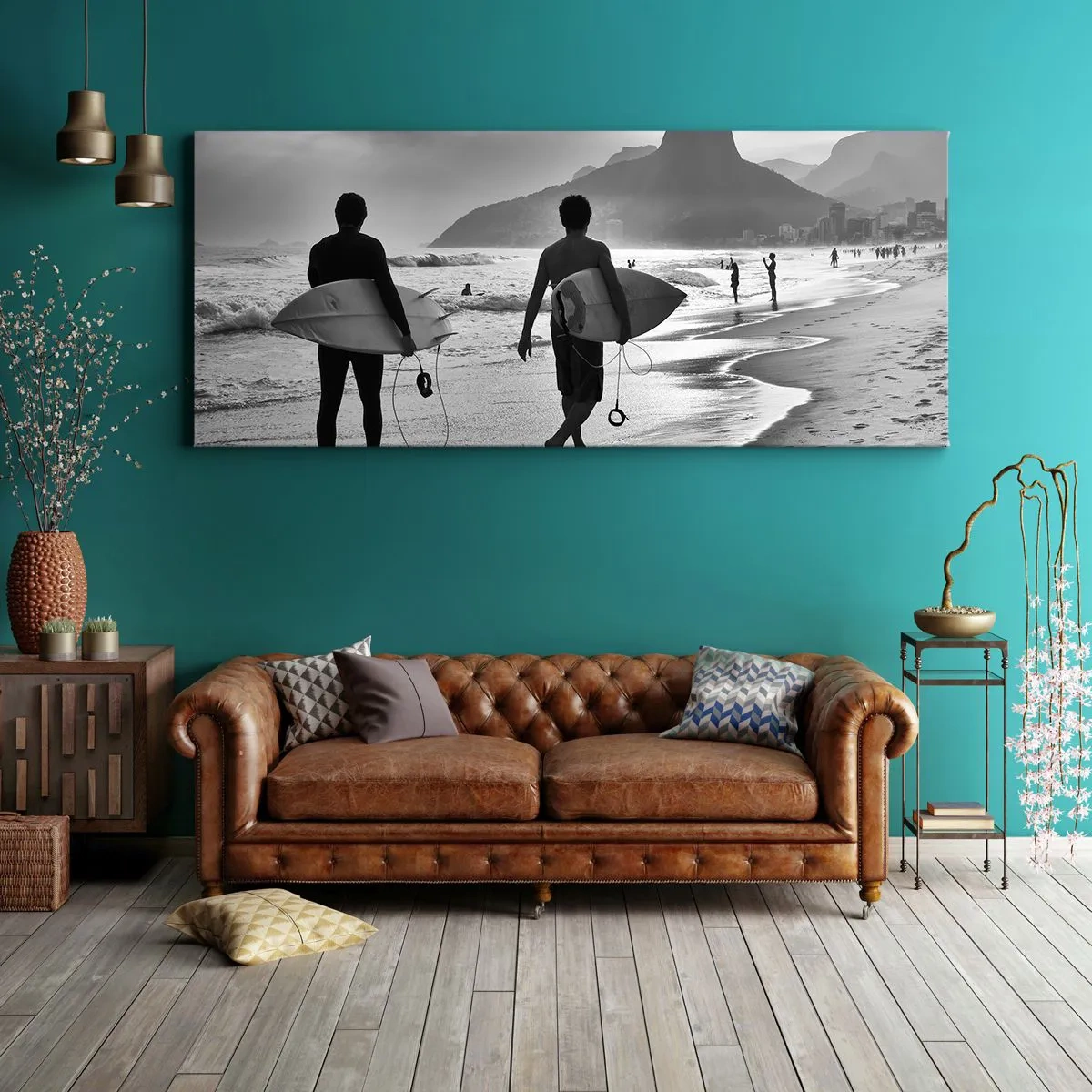 Cuadro sobre lienzo - Impresión de Imagen - Dos surfistas caminando por la playa con sus tablas en blanco y negro. - 120x50cm - Samba para una ola - Decoración de pared moderna para salón y dormitorio ARTTOR