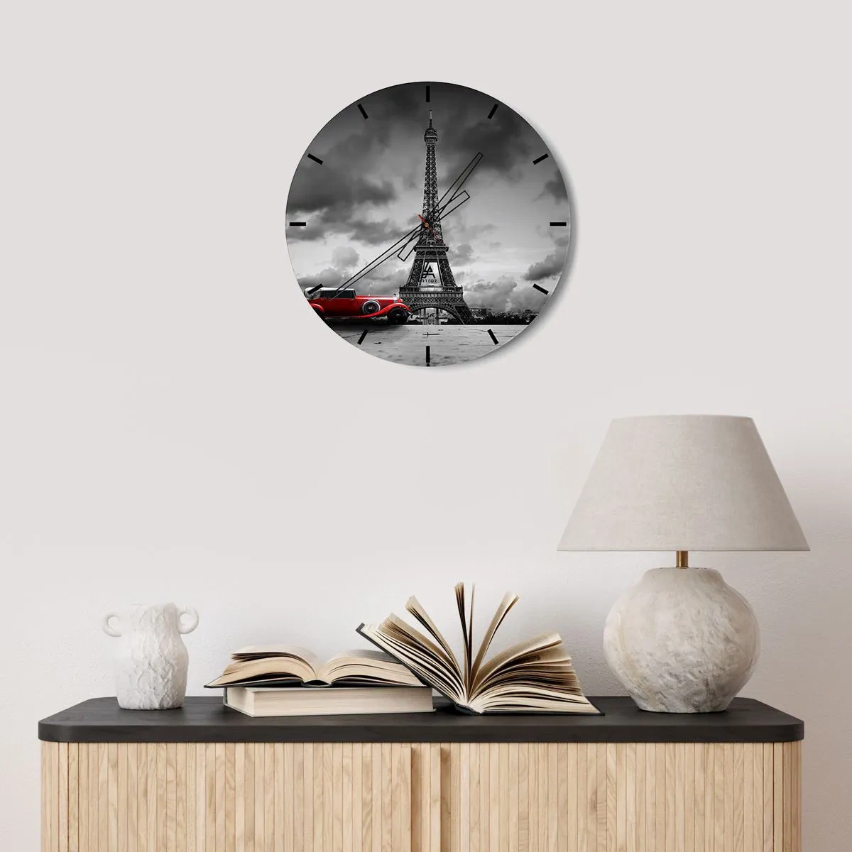 Reloj de pared - Reloj de vidrio - La Torre Eiffel con un coche retro rojo. - 30x30cm - No hace mucho tiempo, en París - Decoración de pared moderna para salón, cocina y dormitorio ARTTOR