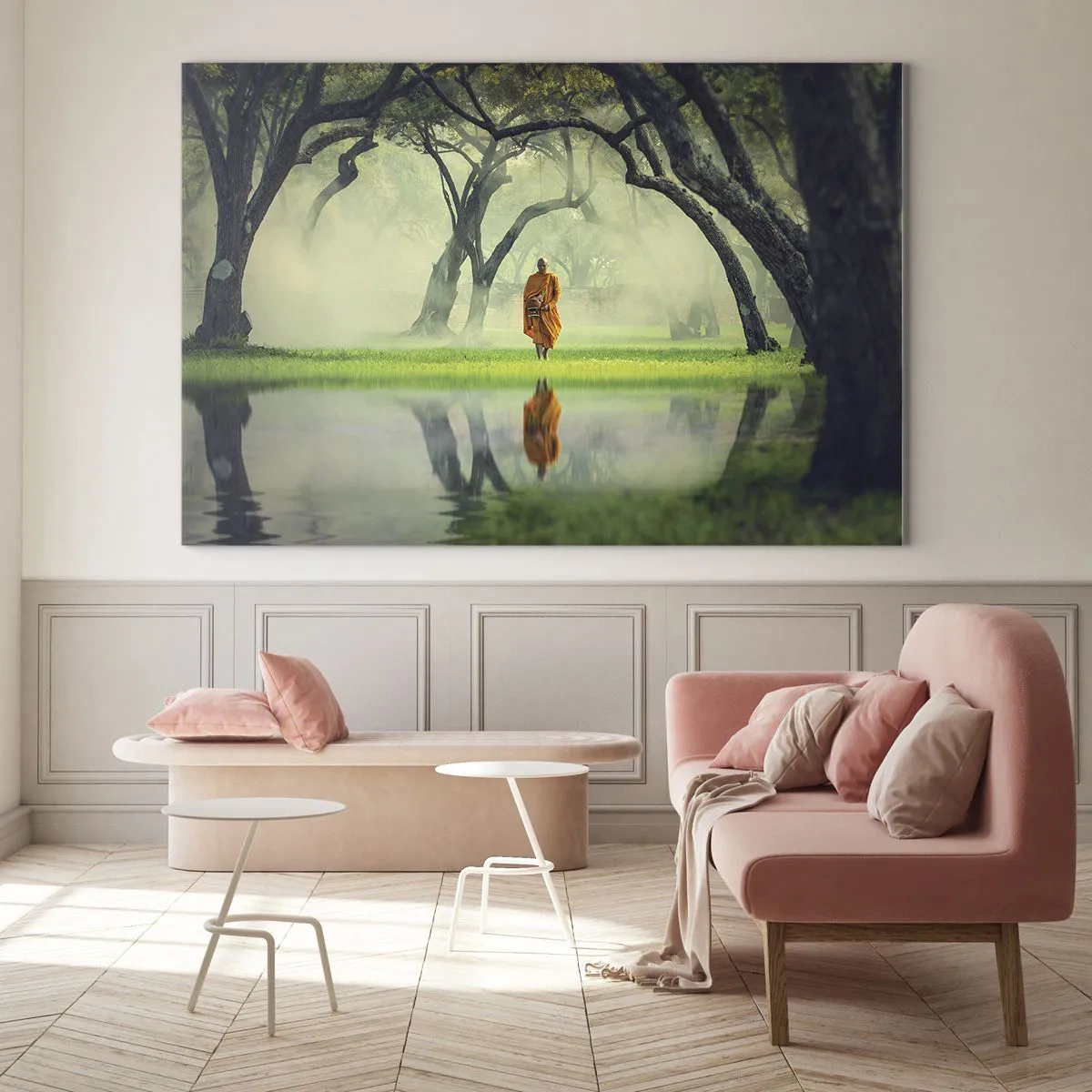 Cuadro sobre vidrio - Impresiones sobre Vidrio - Un monje con una túnica naranja camina entre los árboles junto al agua. - 120x80cm - En el camino de la iluminación - Decoración de pared moderna para salón y dormitorio ARTTOR