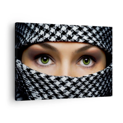 Cuadro sobre lienzo - Impresión de Imagen - Los ojos verdes de una mujer están ocultos tras una tela estampada en blanco y negro. - 70x50cm - Hermosa mirada de ojos verdes - Decoración de pared moderna para salón y dormitorio ARTTOR