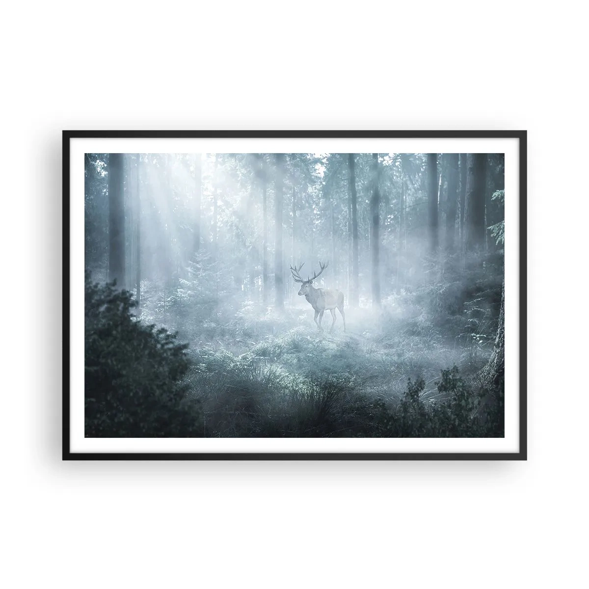 Póster en marco negro - Un ciervo en un bosque denso envuelto en la niebla matutina. - 100x70cm - Ronda matutina por la finca - Decoración de pared moderna para salón y dormitorio ARTTOR