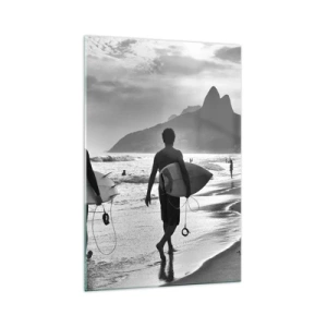 Cuadro sobre vidrio - Impresiones sobre Vidrio - Dos surfistas caminando por la playa con sus tablas en blanco y negro. - 70x100cm - Samba para una ola - Decoración de pared moderna para salón y dormitorio ARTTOR