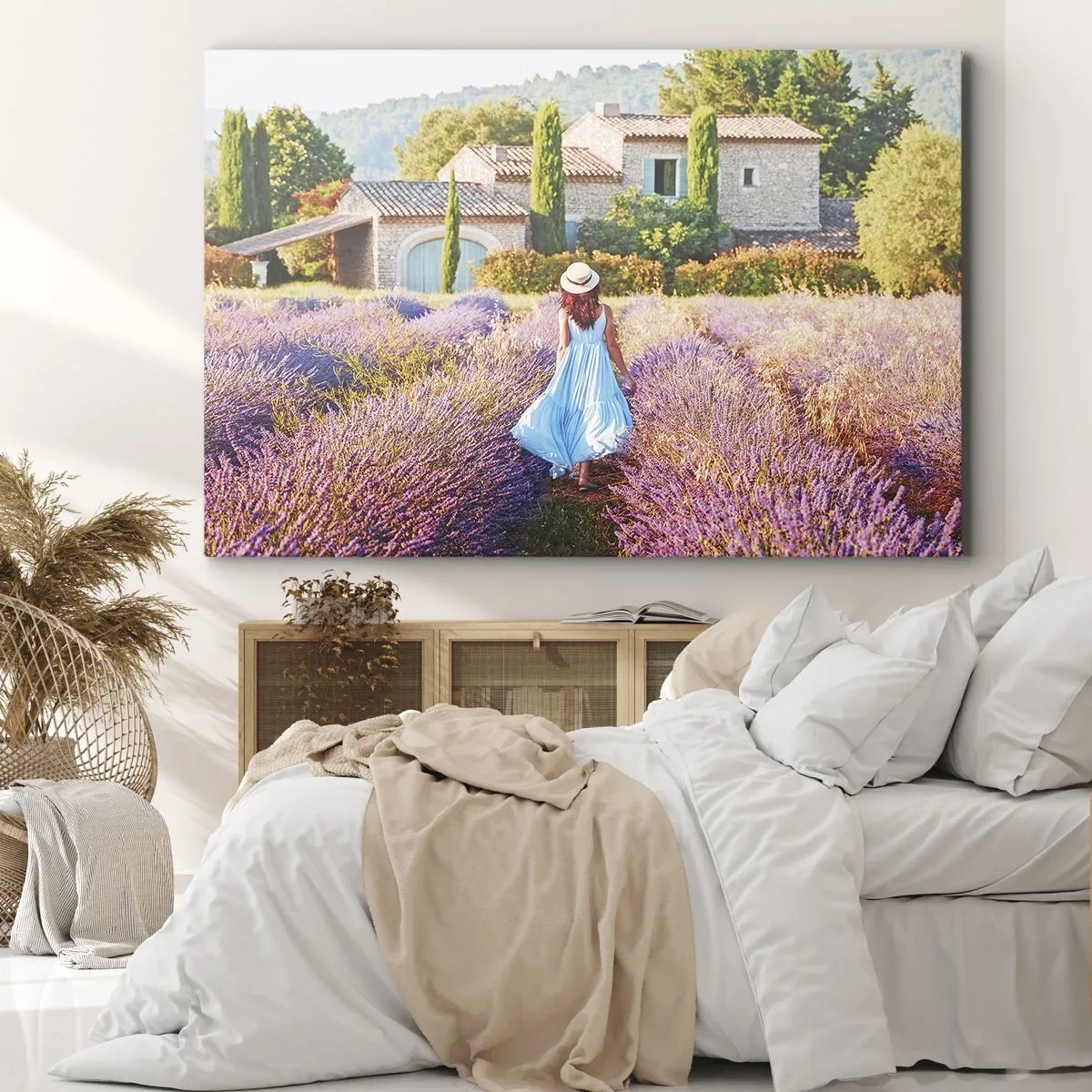 Cuadro sobre lienzo - Impresión de Imagen - Una mujer con un vestido azul caminando por un campo de lavanda con vistas a una casa. - 70x50cm - La chica de la lavanda - Decoración de pared moderna para salón y dormitorio ARTTOR