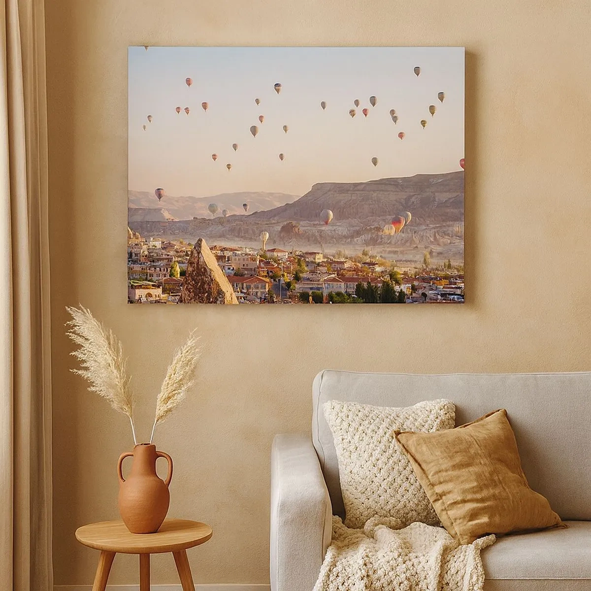 Cuadro sobre lienzo - Impresión de Imagen - Capadocia con globos con el telón de fondo de pintorescas colinas. - 70x50cm - Surcando los cielos - Decoración de pared moderna para salón y dormitorio ARTTOR