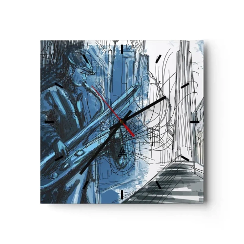 Reloj de pared - Reloj de vidrio - Una figura tocando el saxofón con una ciudad como telón de fondo. - 30x30cm - Rapsodia urbana - Decoración de pared moderna para salón y dormitorio ARTTOR