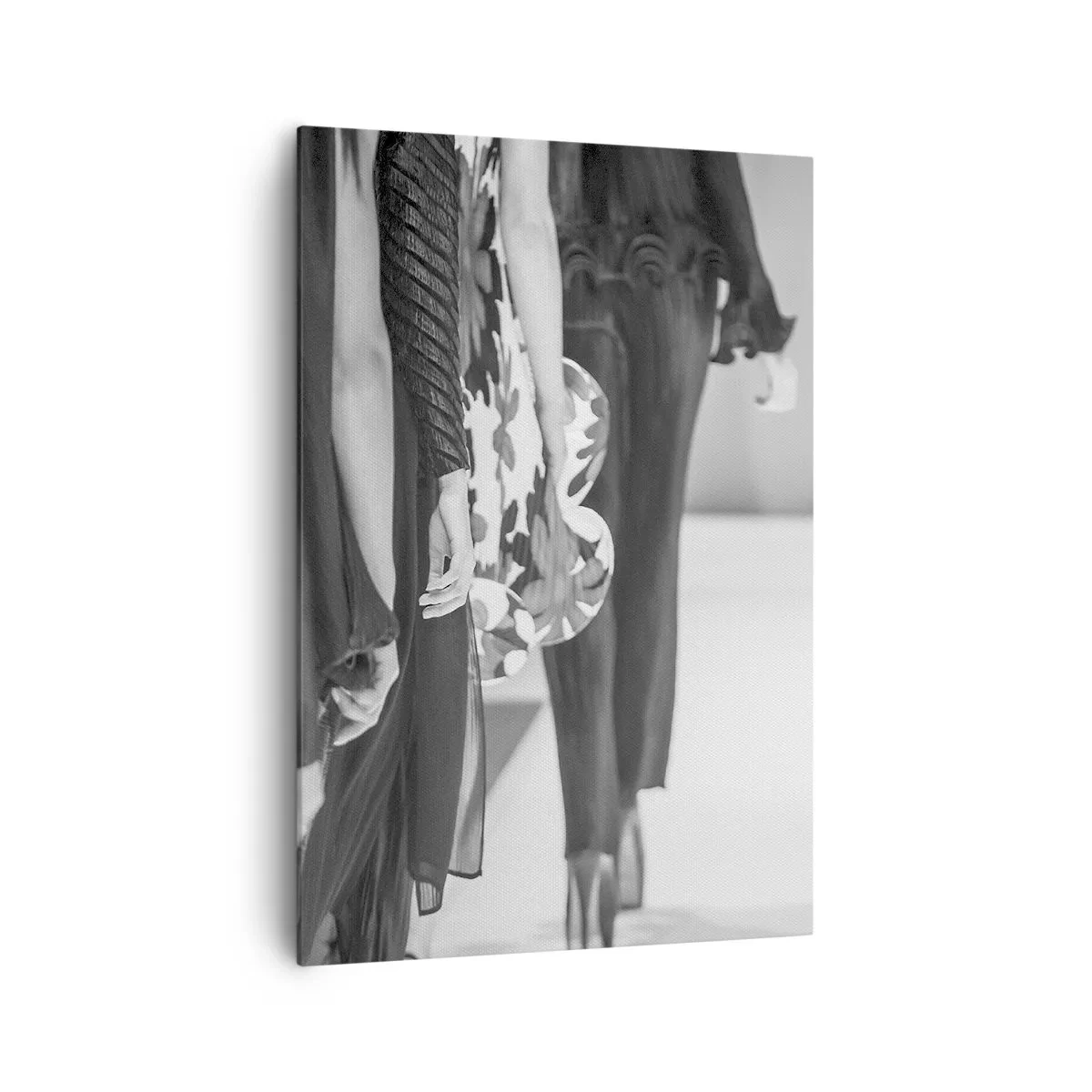 Cuadro sobre lienzo - Impresión de Imagen - Una escena de pasarela en blanco y negro que muestra los detalles de los vestidos y las figuras de las modelos. - 70x100cm - Un desfile con estilo - Decoración de pared moderna para salón y dormitorio ARTTOR