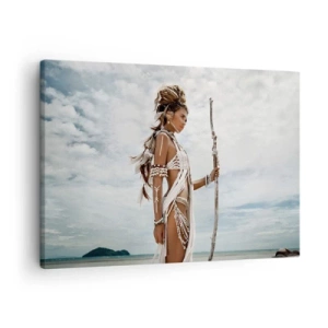 Cuadro sobre lienzo - Impresión de Imagen - Mujer estilizada en la playa con adornos étnicos y un palo. - 70x50cm - Reina de los trópicos - Decoración de pared moderna para salón y dormitorio ARTTOR