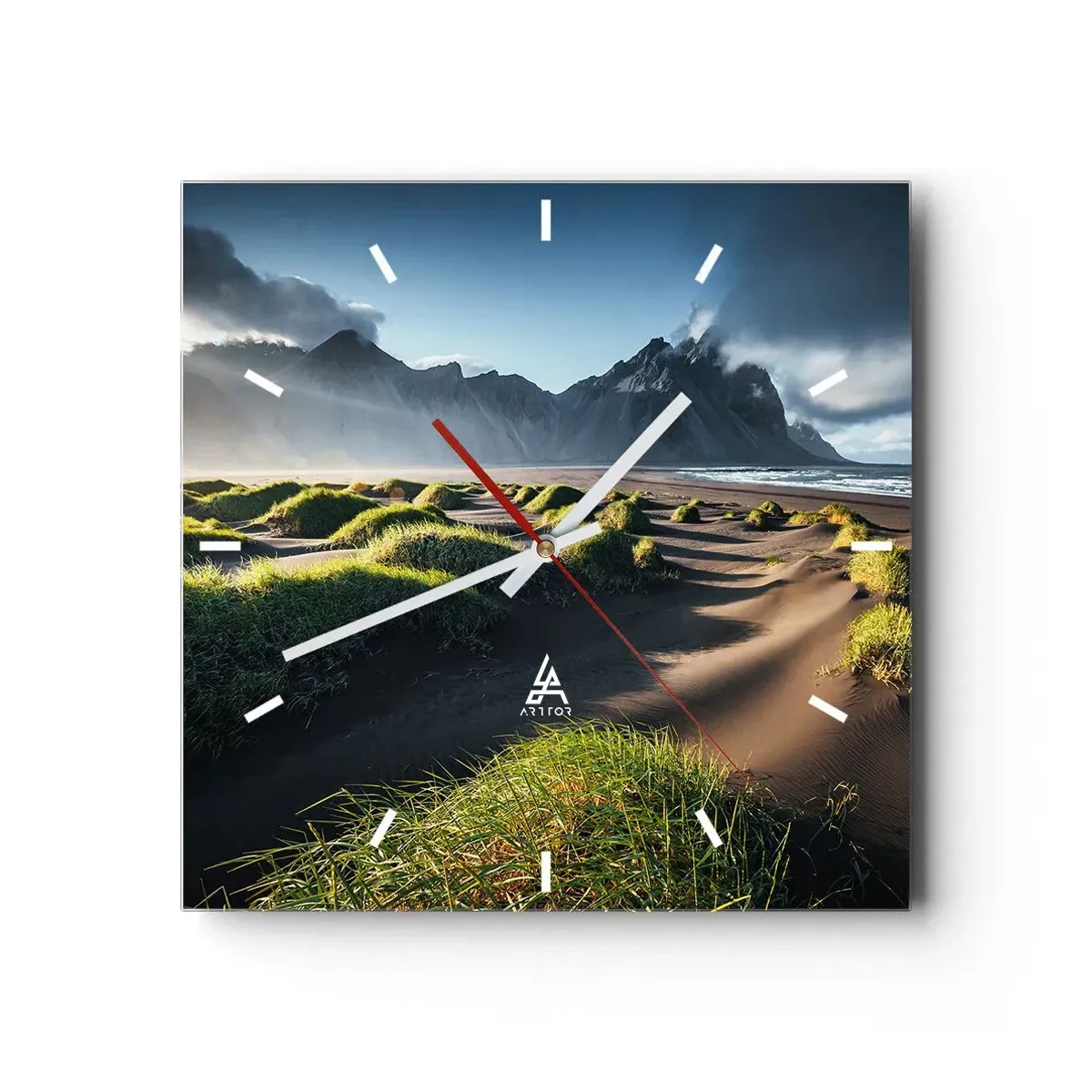 Reloj de pared - Reloj de vidrio - Dunas verdes con fondo de montañas bajo un cielo azul - 30x30cm - Armonía de los elementos - Decoración de pared moderna para salón y dormitorio ARTTOR