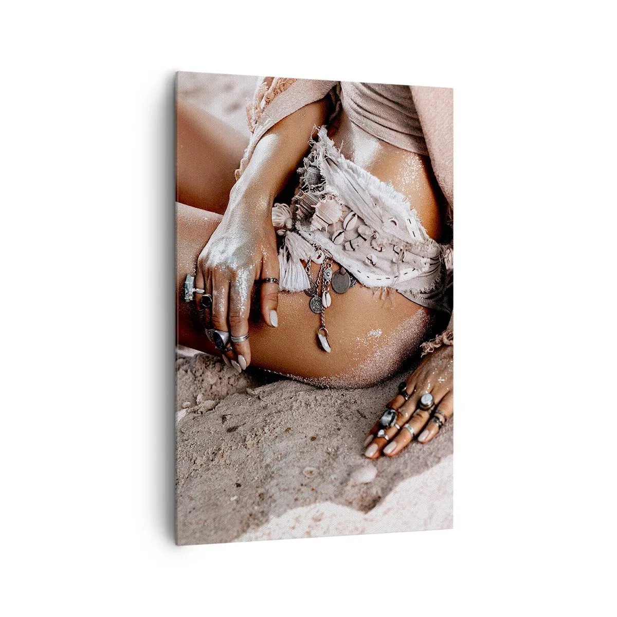 Cuadro sobre lienzo - Impresión de Imagen - Mujer bohemia en la playa con joyas - 80x120cm - Bañada por el sol y la arena - Decoración de pared moderna para salón y dormitorio ARTTOR