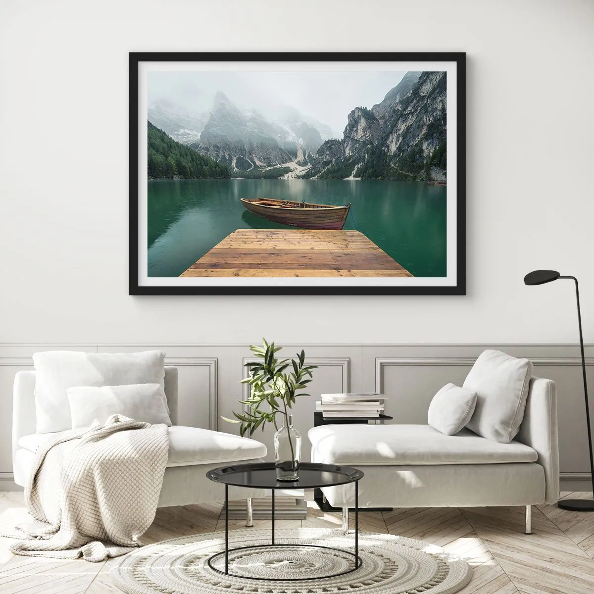 Póster en marco negro - Un barco de madera en un muelle en un lago rodeado de montañas. - 70x50cm - Paisaje inolvidable - Decoración de pared moderna para salón y dormitorio ARTTOR