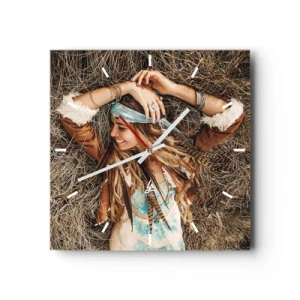 Reloj de pared - Reloj de vidrio - Mujer de estilo boho tumbada sobre el heno - 30x30cm - El verano del amor - Decoración de pared moderna para salón y dormitorio ARTTOR