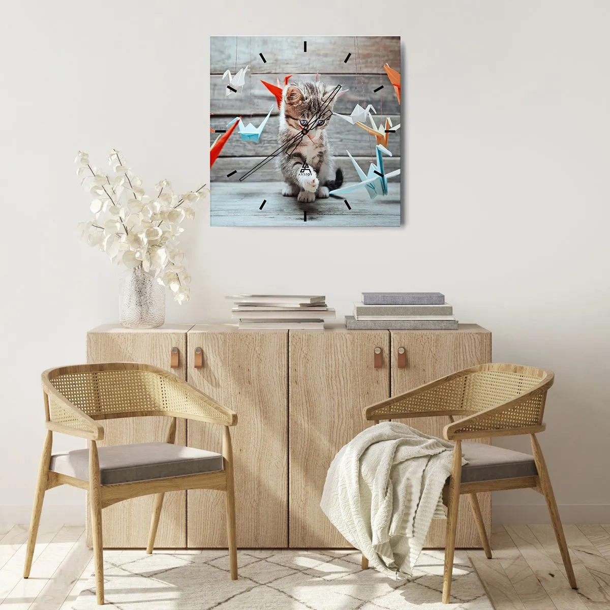 Reloj de pared - Reloj de vidrio - Un gatito jugando con grullas de papel de origami colgantes. - 30x30cm - La primera lección - Decoración de pared moderna para salón y dormitorio ARTTOR