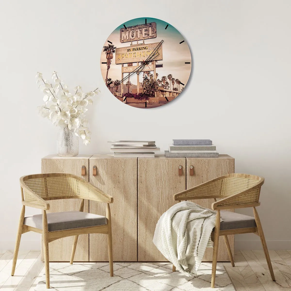 Reloj de pared - Reloj de vidrio - Letrero de motel retro con palmeras al fondo en una carretera del desierto - 30x30cm - El tiempo se detuvo - Decoración de pared moderna para salón, cocina y dormitorio ARTTOR