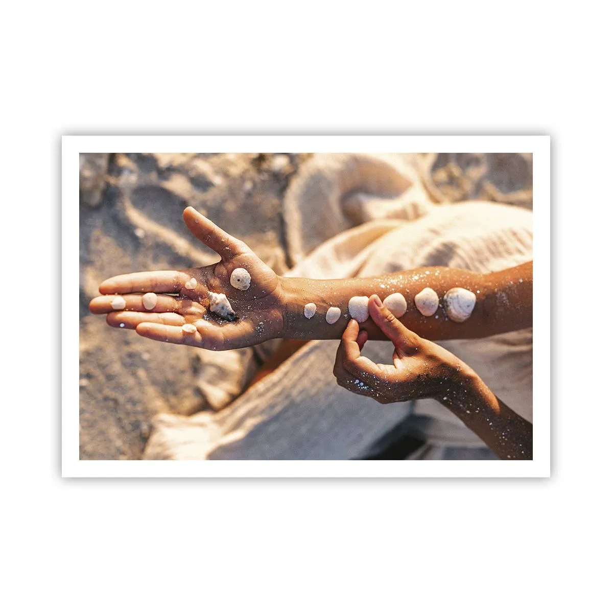 Póster - Manos con conchas marinas dispuestas sobre el fondo de arena. - 100x70cm - La belleza al alcance de la mano - Decoración de pared moderna para salón y dormitorio ARTTOR