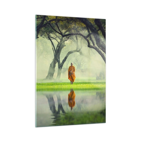 Cuadro sobre vidrio - Impresiones sobre Vidrio - Un monje con una túnica naranja camina entre los árboles junto al agua. - 50x70cm - En el camino de la iluminación - Decoración de pared moderna para salón y dormitorio ARTTOR