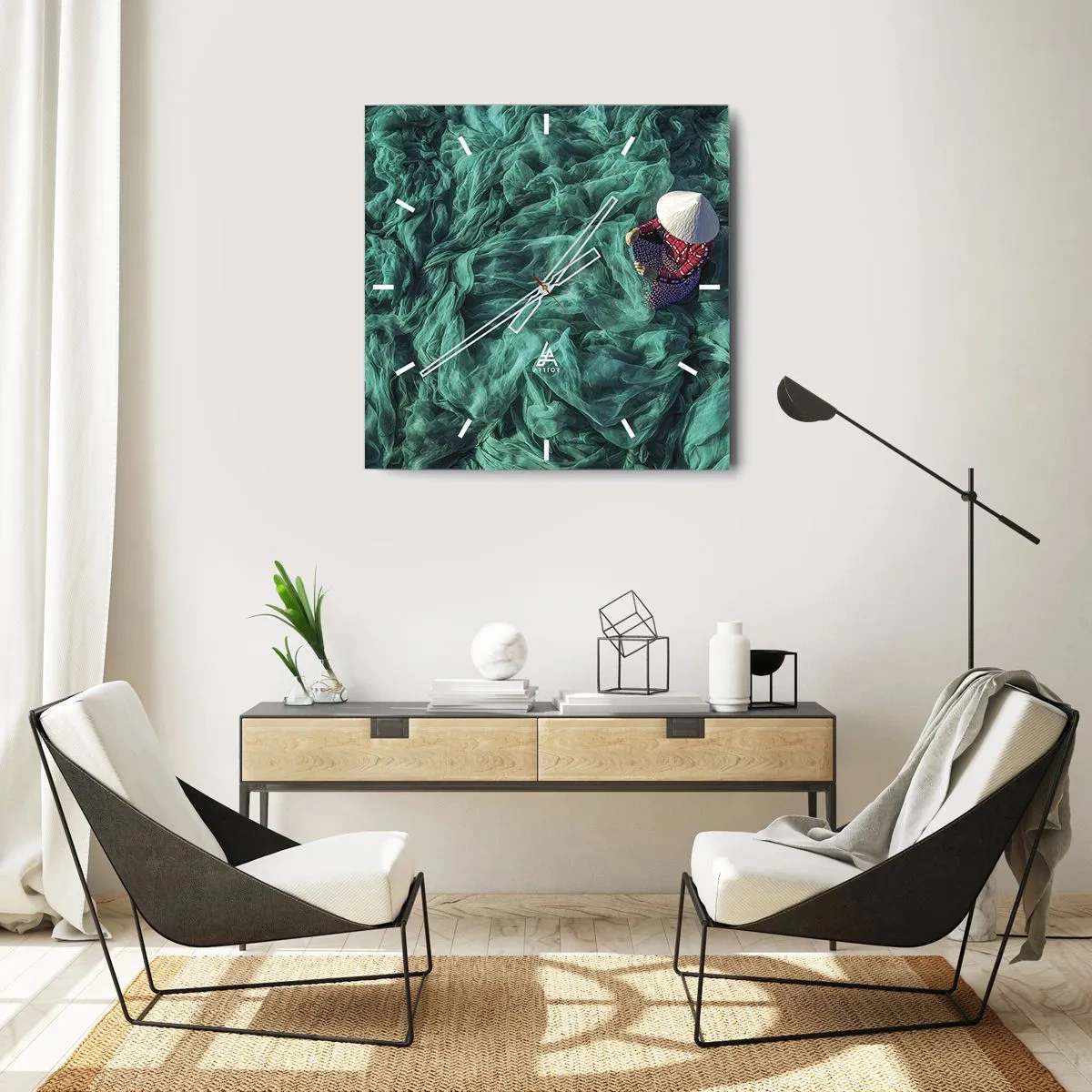 Reloj de pared - Reloj de vidrio - Una persona con sombrero entre redes de pesca verdes. - 30x30cm - En un mar de redes - Decoración de pared moderna para salón y dormitorio ARTTOR