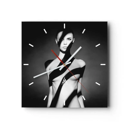 Reloj de pared - Reloj de vidrio - Retrato en blanco y negro de una mujer en luz y sombra. - 30x30cm - En la luz y en la sombra - Decoración de pared moderna para salón y dormitorio ARTTOR