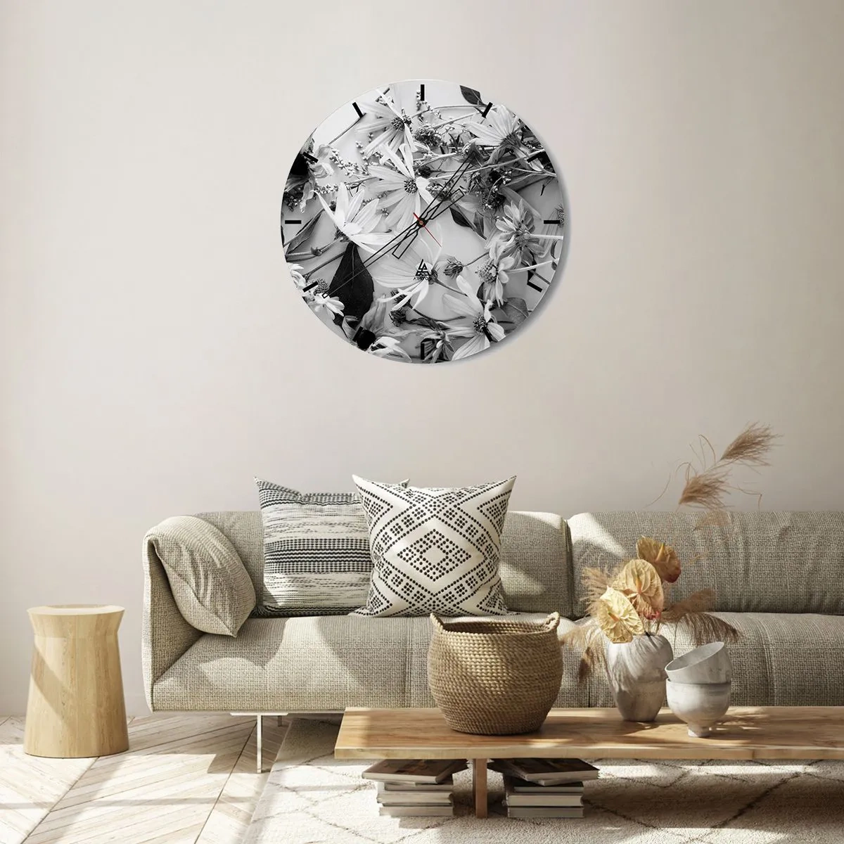 Reloj de pared - Reloj de vidrio - Flores blancas y negras esparcidas sobre un fondo claro en un arreglo informal. - 30x30cm - Un no ramo de flores - Decoración de pared moderna para salón, cocina y dormitorio ARTTOR