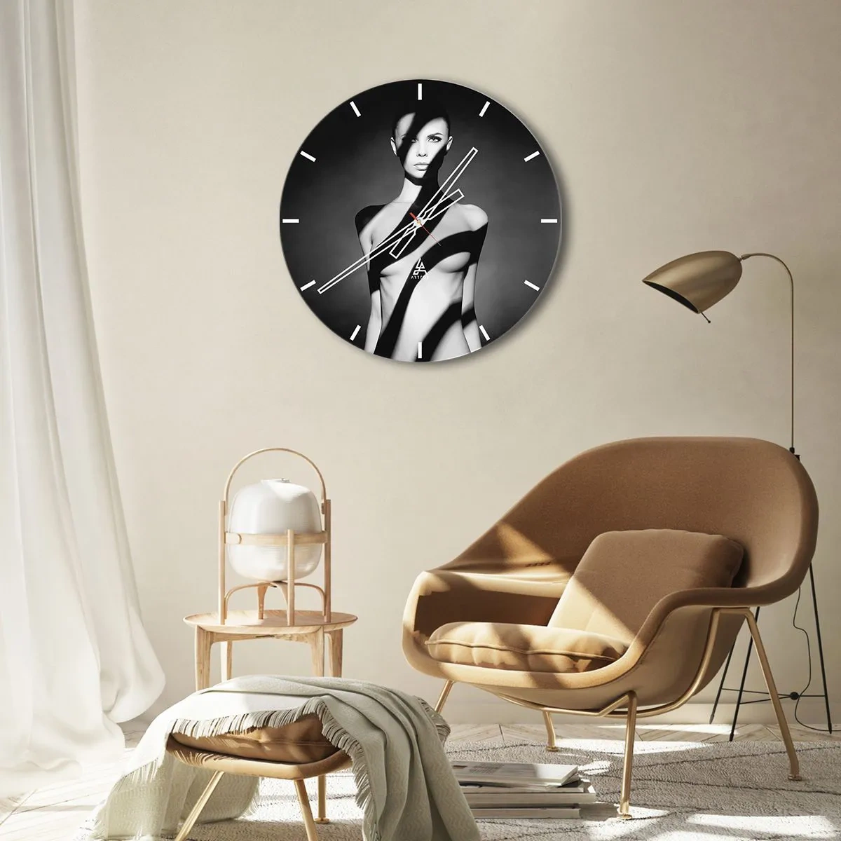 Reloj de pared - Reloj de vidrio - Retrato en blanco y negro de una mujer con efectos de luz y sombra. - 30x30cm - En la luz y en la sombra - Decoración de pared moderna para salón, cocina y dormitorio ARTTOR