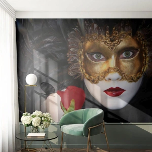 Fotomural Premium Sand - Máscara de carnaval dorada con una rosa roja. - 100x70cm - Porque la vida es un gran baile - Decoración de pared moderna para salón y dormitorio ARTTOR