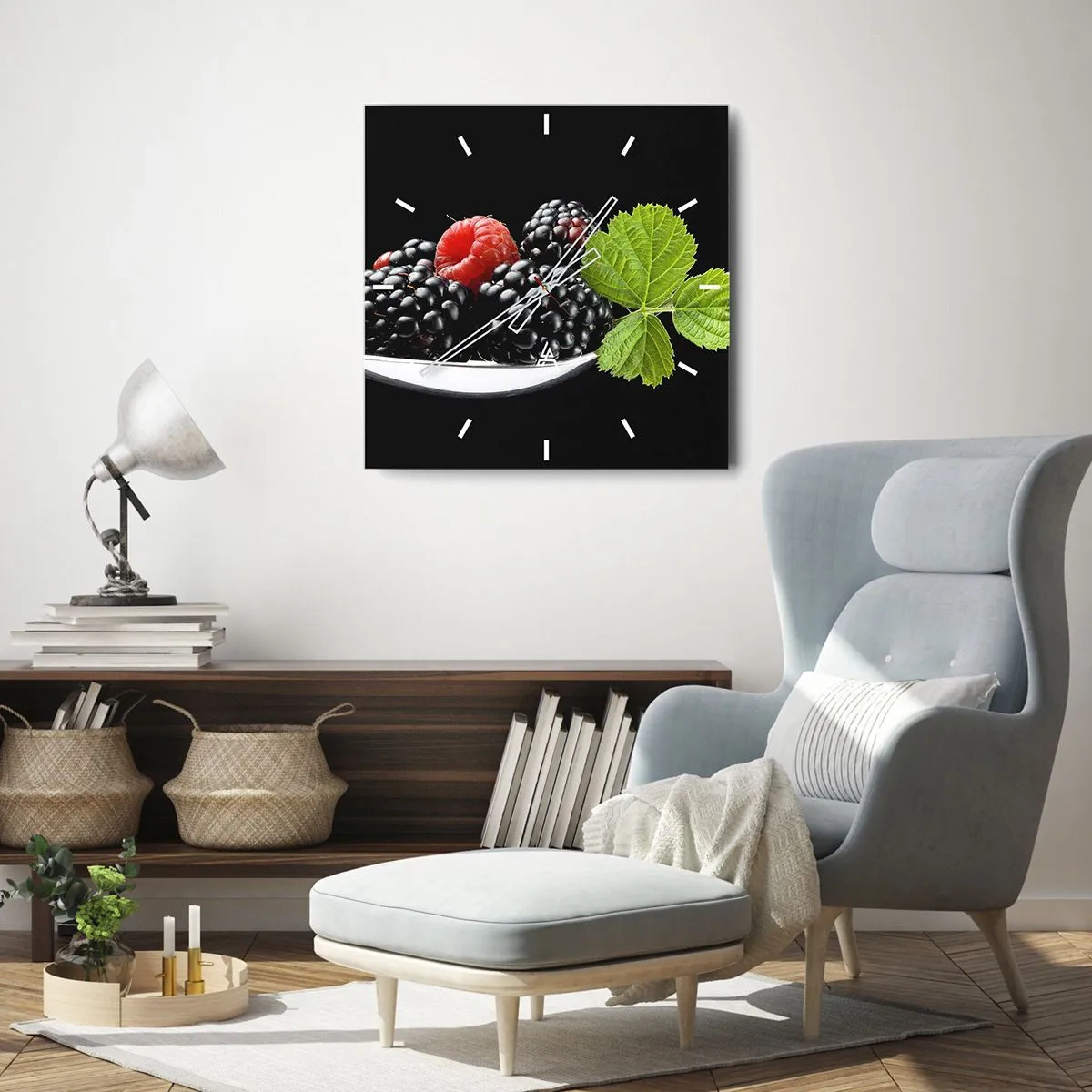 Reloj de pared - Reloj de vidrio - Moras y frambuesas en una cuchara con una hoja sobre un fondo negro. - 30x30cm - El sabor de la frescura - Decoración de pared moderna para salón y dormitorio ARTTOR
