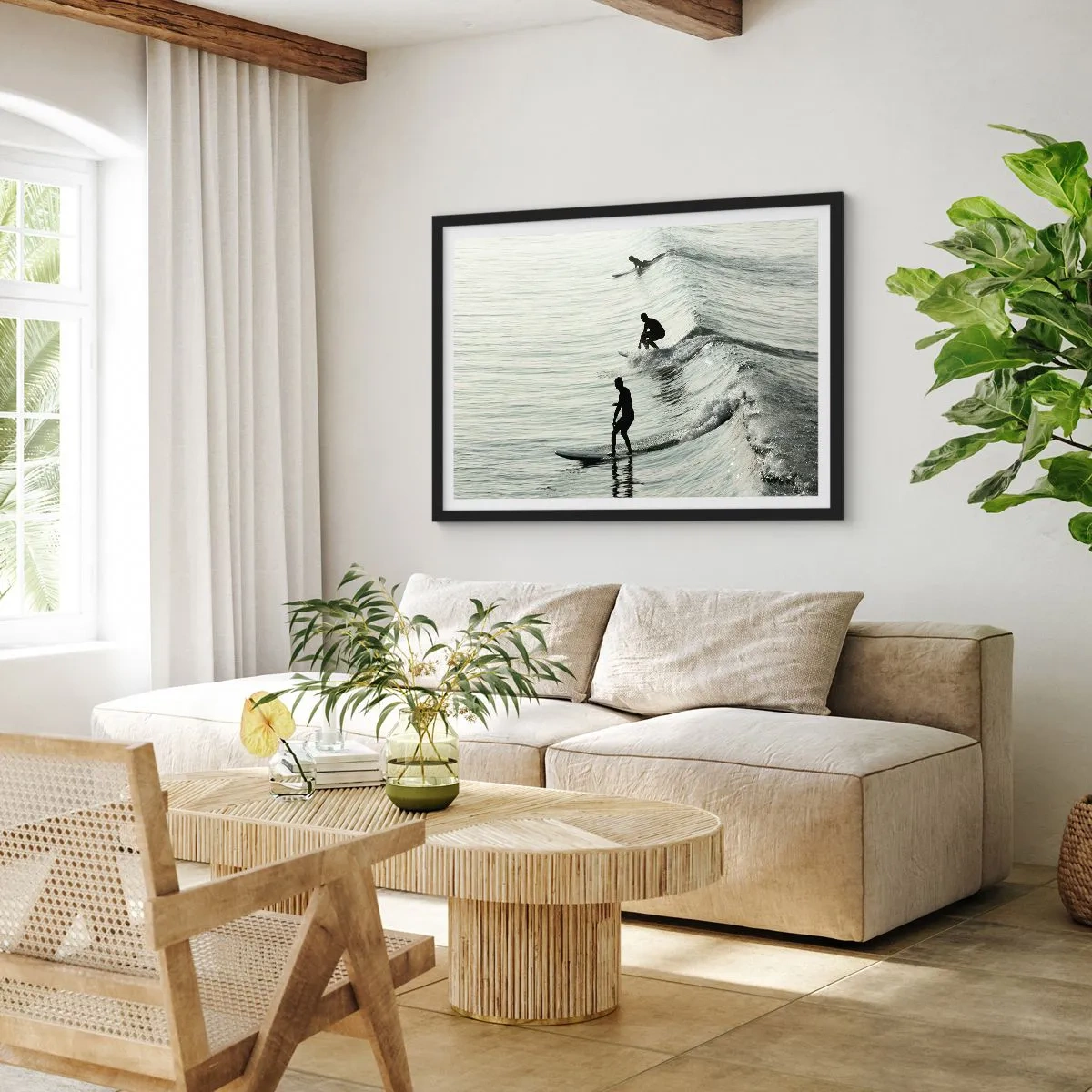 Póster en marco negro - Surfistas en las olas en una toma monocromática - 70x50cm - Al encuentro de la ola - Decoración de pared moderna para salón y dormitorio ARTTOR
