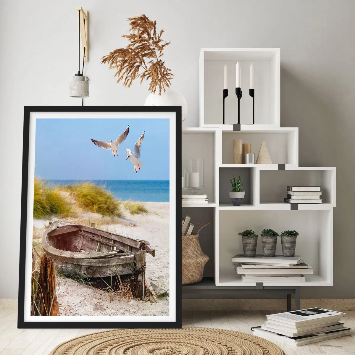 Póster en marco negro - Un viejo barco en la playa con gaviotas al fondo. - 50x70cm - Bañada por el viento - Decoración de pared moderna para salón y dormitorio ARTTOR