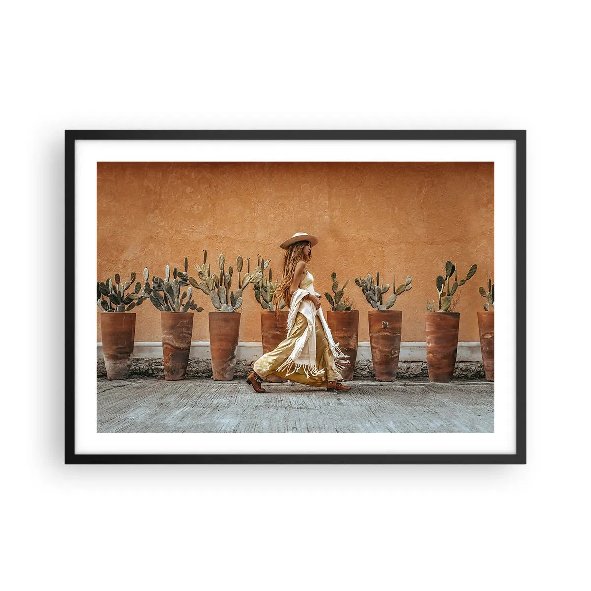 Póster en marco negro - Una mujer en estilo boho con macetas de cactus al fondo. - 70x50cm - Estilo hippie - Decoración de pared moderna para salón y dormitorio ARTTOR