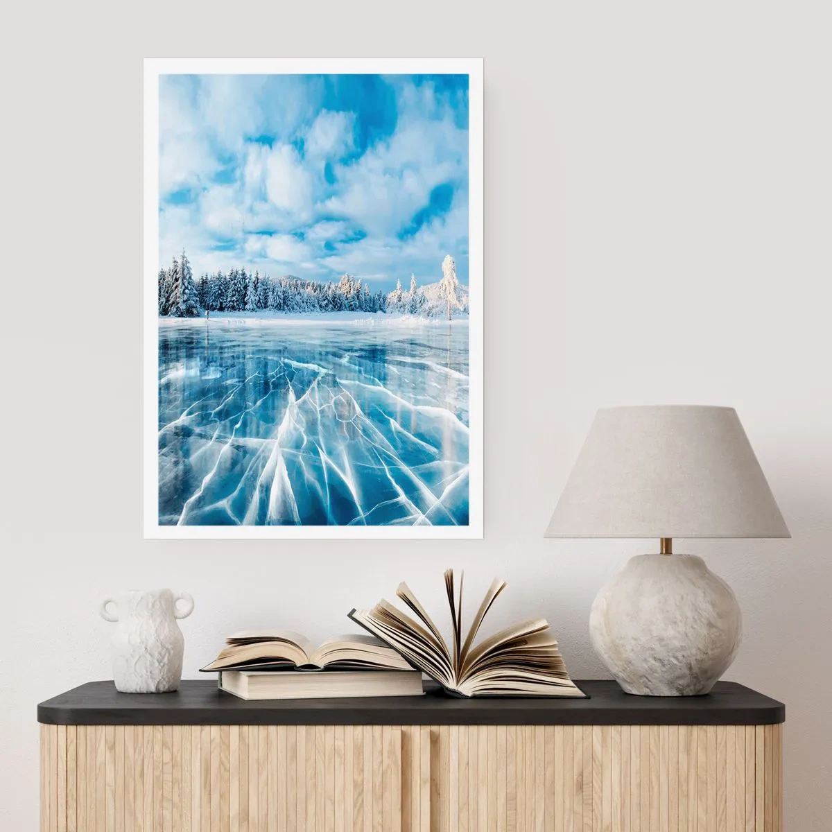 Póster - Un lago congelado en un paisaje invernal. - 50x70cm - Vista deslumbrante y cristalina - Decoración de pared moderna para salón y dormitorio ARTTOR