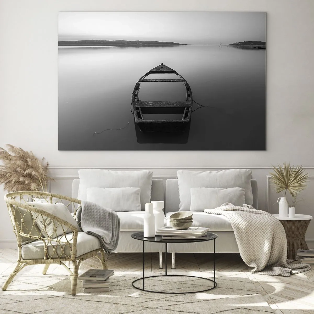 Cuadro sobre vidrio - Impresiones sobre Vidrio - Un viejo barco en una superficie de agua tranquila en blanco y negro. - 100x70cm - Anhelo y melancolía - Decoración de pared moderna para salón y dormitorio ARTTOR