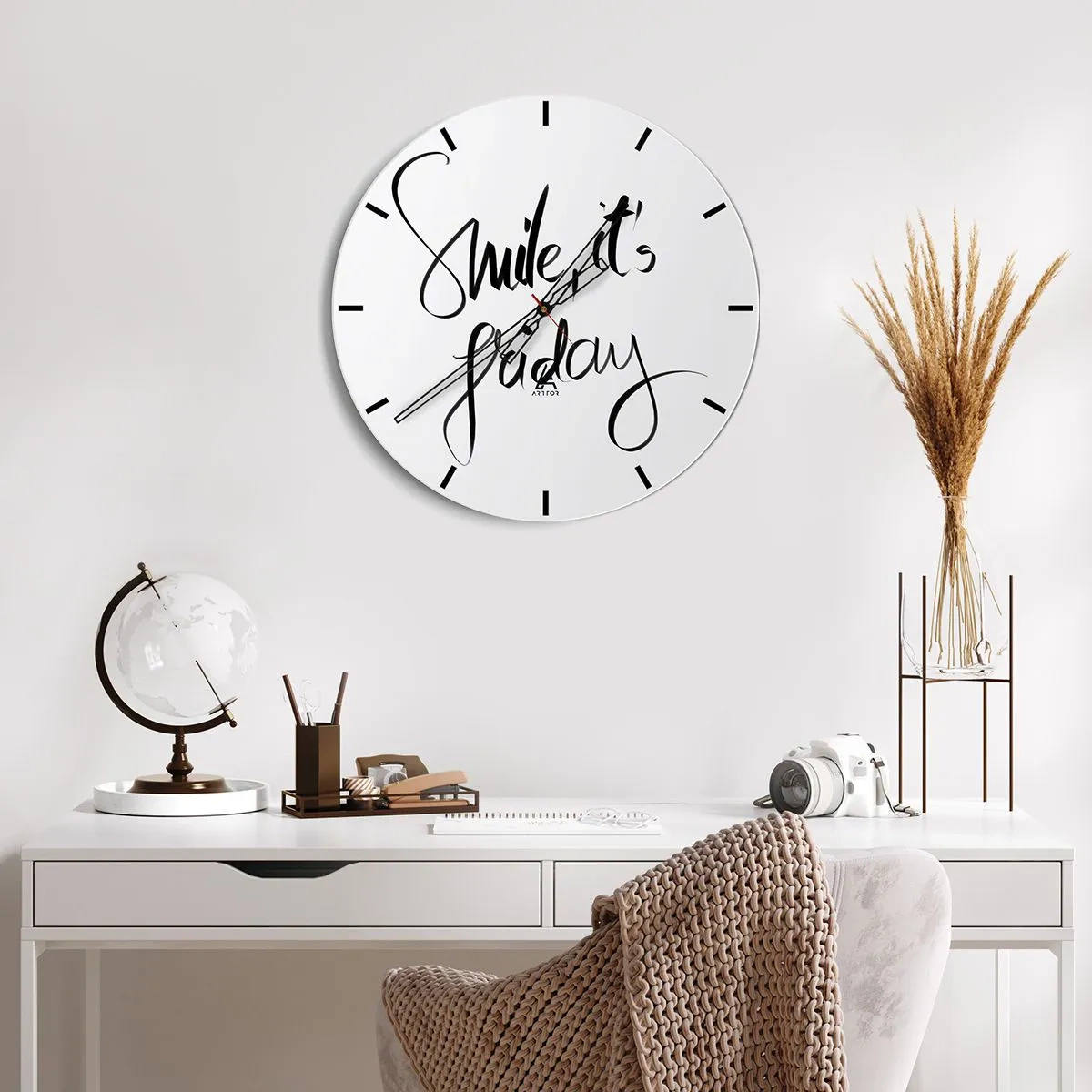 Reloj de pared - Reloj de vidrio - Cita "Sonríe, es viernes" en elegantes gráficos en blanco y negro. - 30x30cm - La verdadera alegría - Decoración de pared moderna para salón, cocina y dormitorio ARTTOR