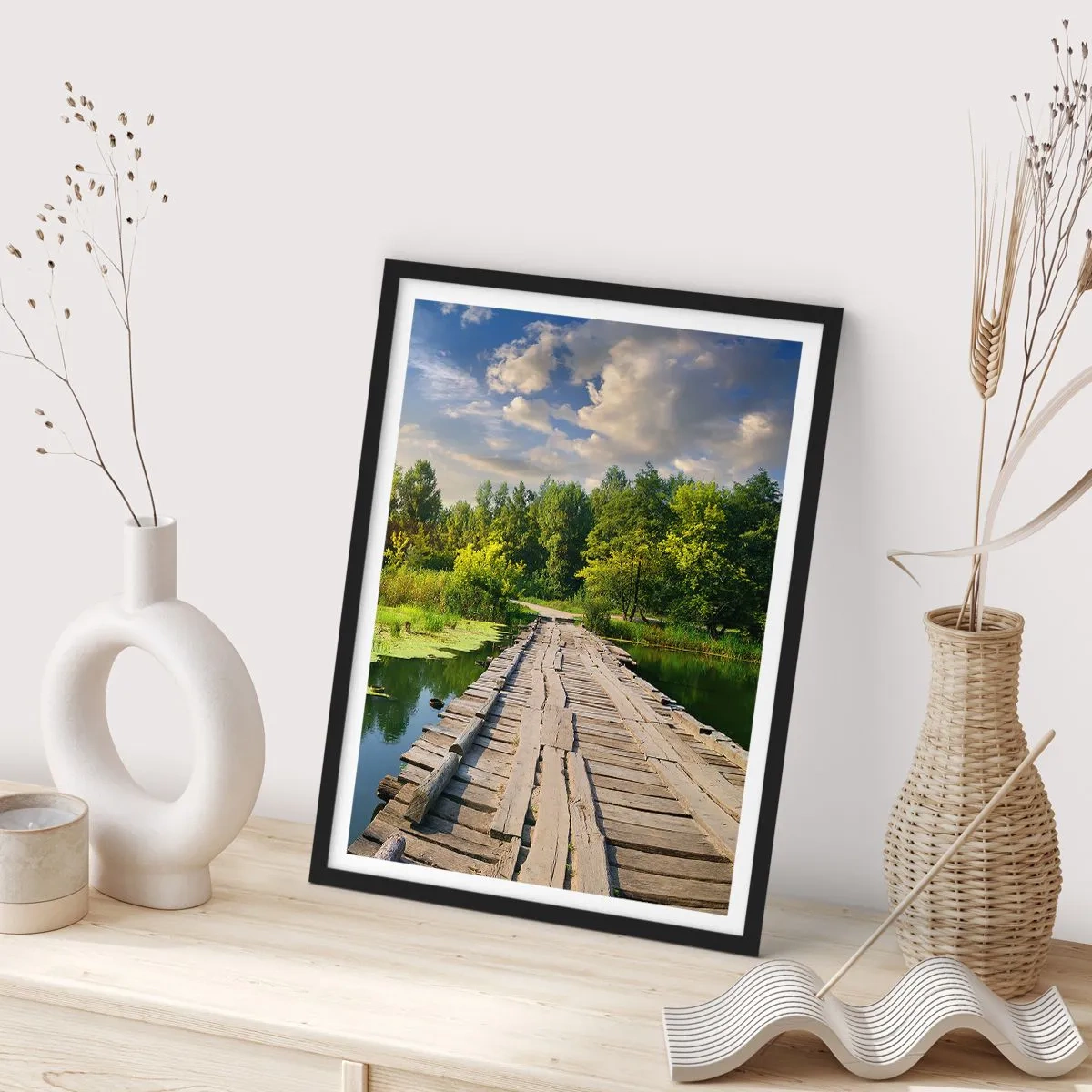 Póster en marco negro - Un puente de madera sobre un río rodeado de vegetación. - 50x70cm - Verano, verano en todas partes - Decoración de pared moderna para salón y dormitorio ARTTOR