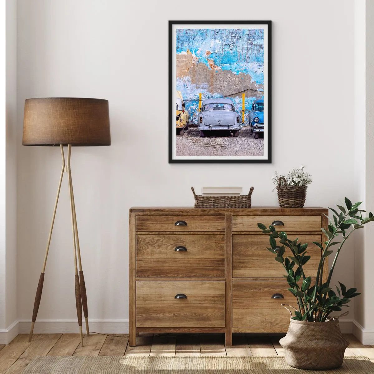 Póster en marco negro - Coches viejos contra una pared azul desgastada - 50x70cm - Reunión de veteranos - Decoración de pared moderna para salón y dormitorio ARTTOR