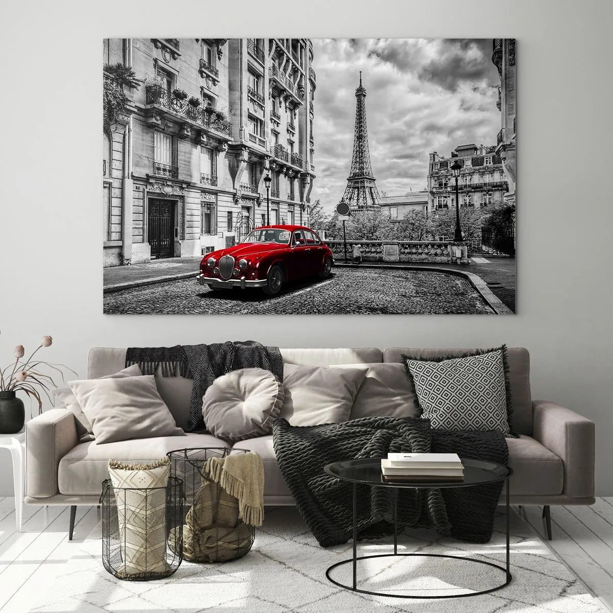 Cuadro sobre vidrio - Impresiones sobre Vidrio - Coche rojo frente a la Torre Eiffel en París en blanco y negro - 70x50cm - Un depredador en la ciudad - Decoración de pared moderna para salón y dormitorio ARTTOR