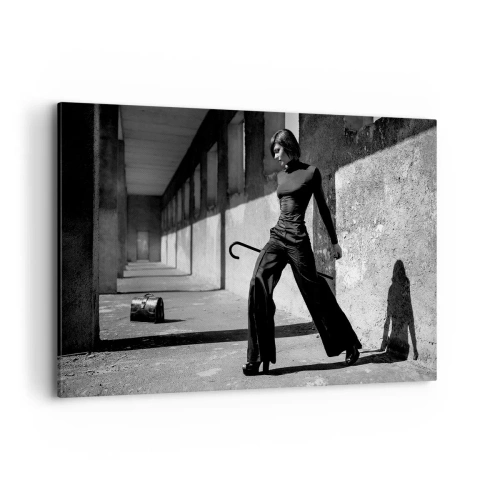 Cuadro sobre lienzo - Impresión de Imagen - Mujer elegante en un entorno industrial. - 120x80cm - Elegancia urbana - Decoración de pared moderna para salón y dormitorio ARTTOR
