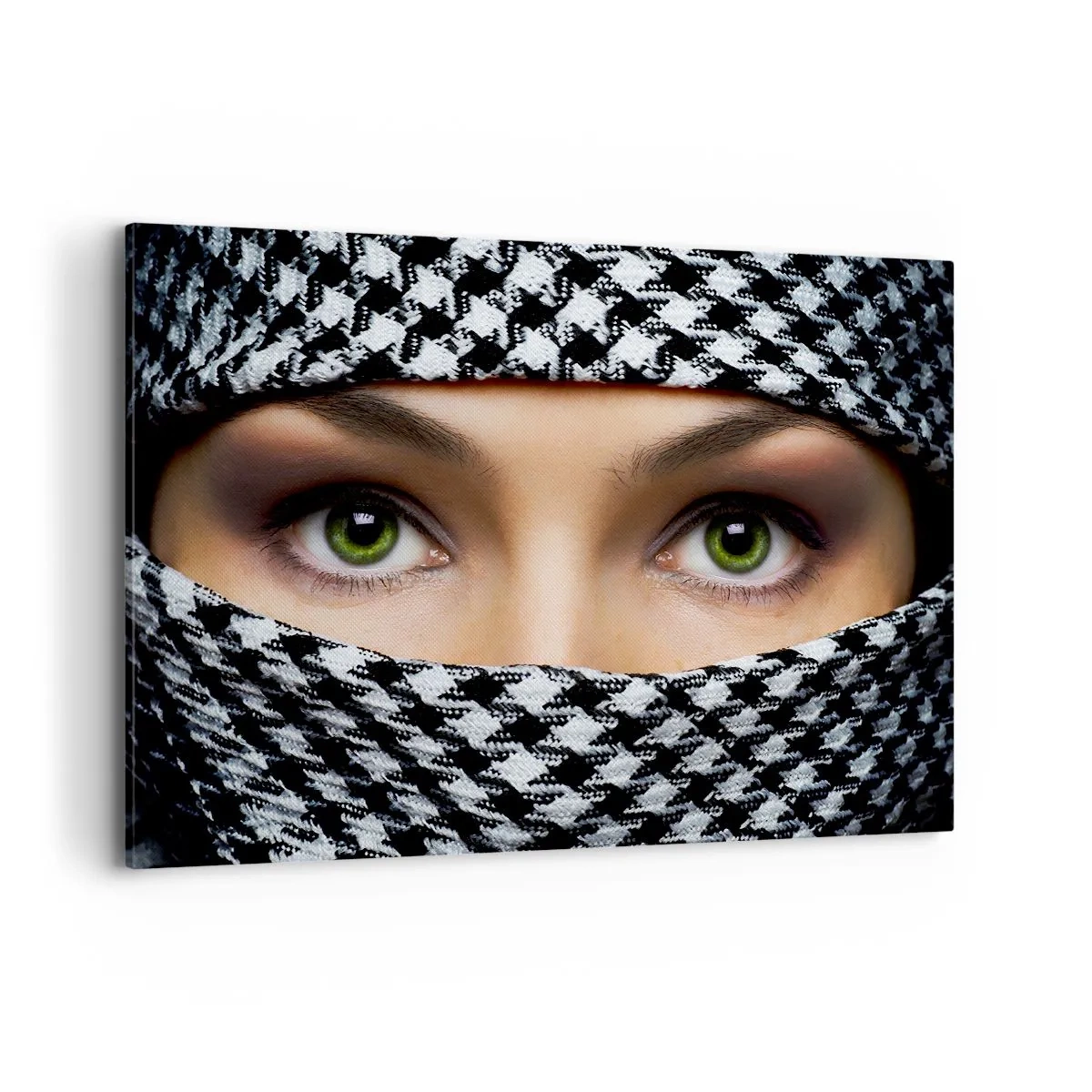Cuadro sobre lienzo - Impresión de Imagen - Los ojos verdes de una mujer están ocultos tras una tela estampada en blanco y negro. - 100x70cm - Hermosa mirada de ojos verdes - Decoración de pared moderna para salón y dormitorio ARTTOR
