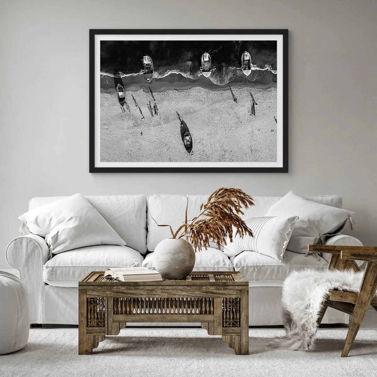 Póster en marco negro - Vista aérea en blanco y negro de barcos en la playa. - 70x50cm - Aún en la orilla... - Decoración de pared moderna para salón y dormitorio ARTTOR