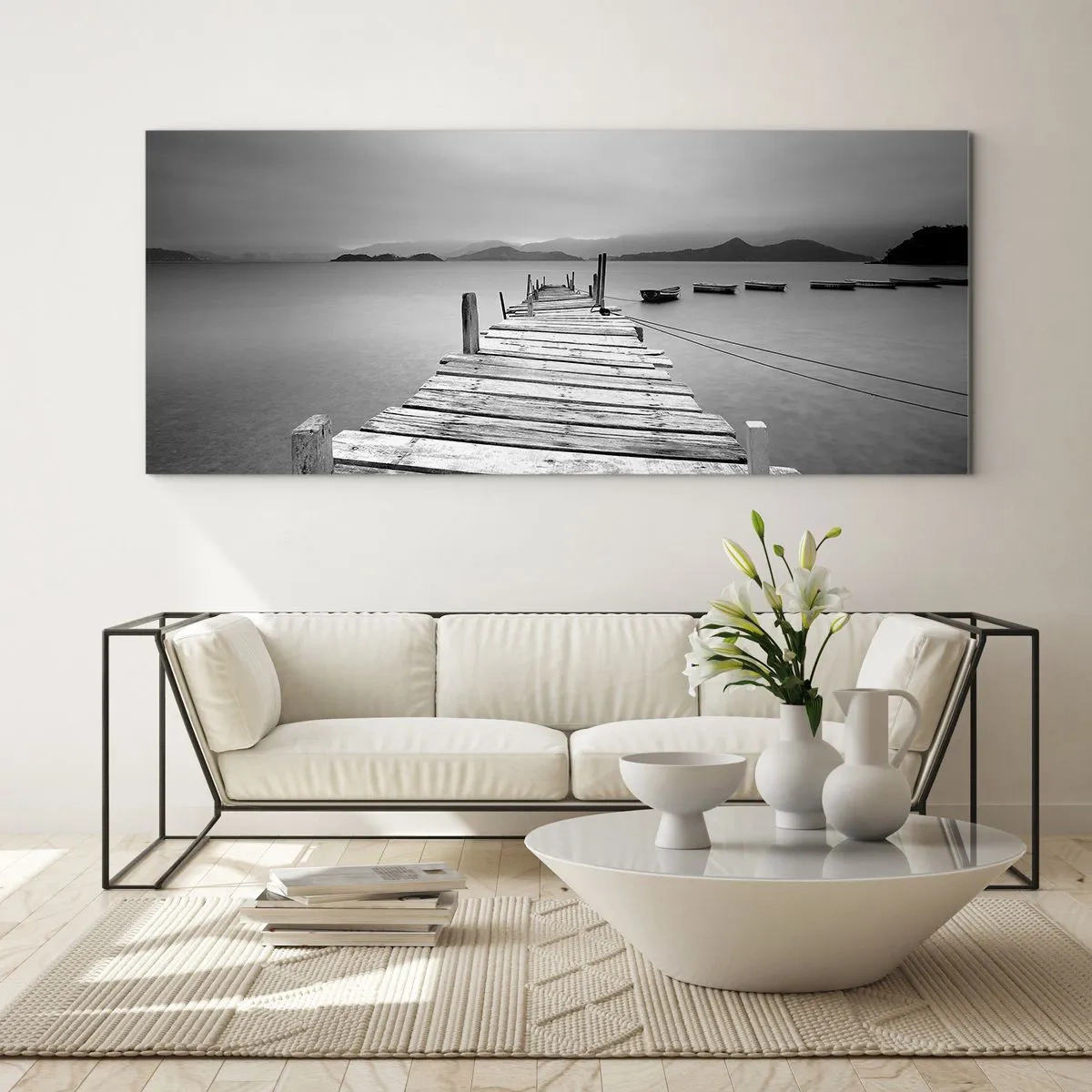 Cuadro sobre vidrio - Impresiones sobre Vidrio - Una vista en blanco y negro de un embarcadero de madera y un lago tranquilo. - 140x50cm - Más allá de las montañas, más allá de los mares - Decoración de pared moderna para salón y dormitorio ARTTOR