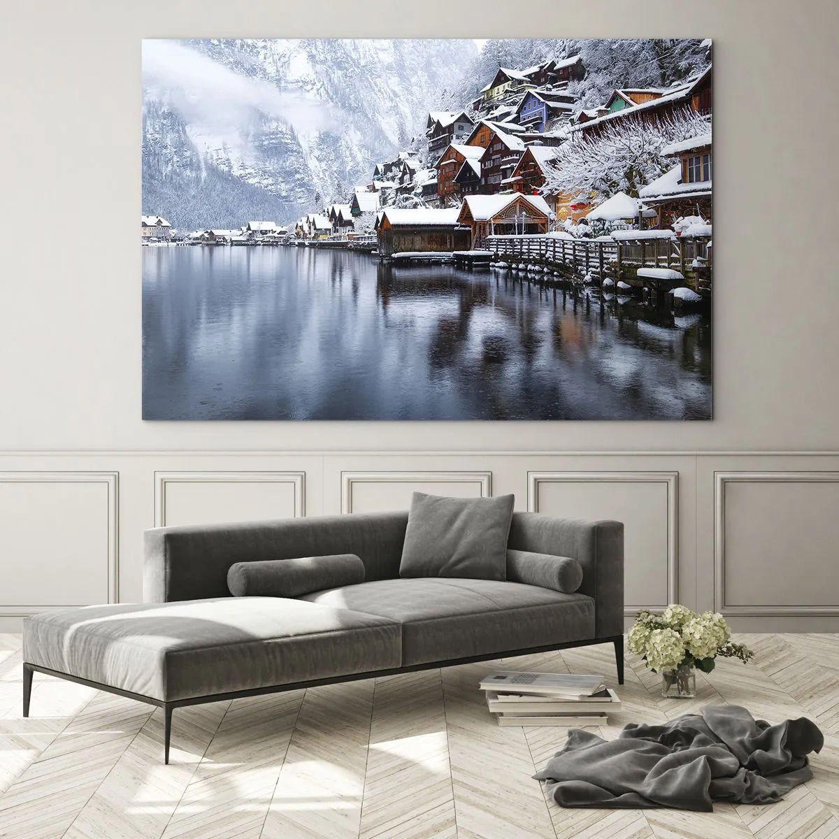 Cuadro sobre vidrio - Impresiones sobre Vidrio - Un pueblo de montaña junto a un lago, cubierto de nieve en un paisaje invernal. - 120x80cm - En un decorado de invierno - Decoración de pared moderna para salón y dormitorio ARTTOR
