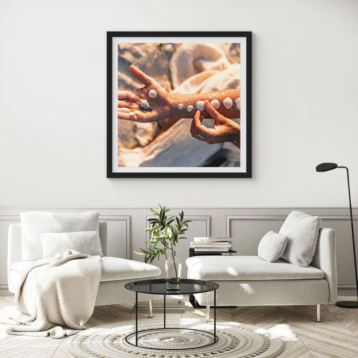 Póster en marco negro - La belleza al alcance de la mano - 50x50 cm