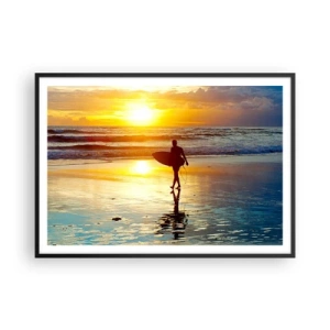 Póster en marco negro - Un surfista caminando por la playa al atardecer con una tabla en la mano. - 100x70cm - El regreso del guerrero - Decoración de pared moderna para salón y dormitorio ARTTOR