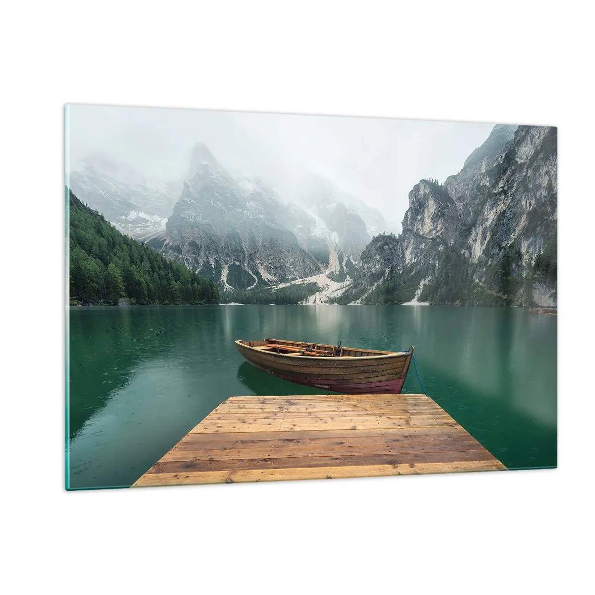 Cuadro sobre vidrio - Impresiones sobre Vidrio - Un barco en los muelles de un lago en un paisaje montañoso con niebla. - 120x80cm - Paisaje inolvidable - Decoración de pared moderna para salón y dormitorio ARTTOR