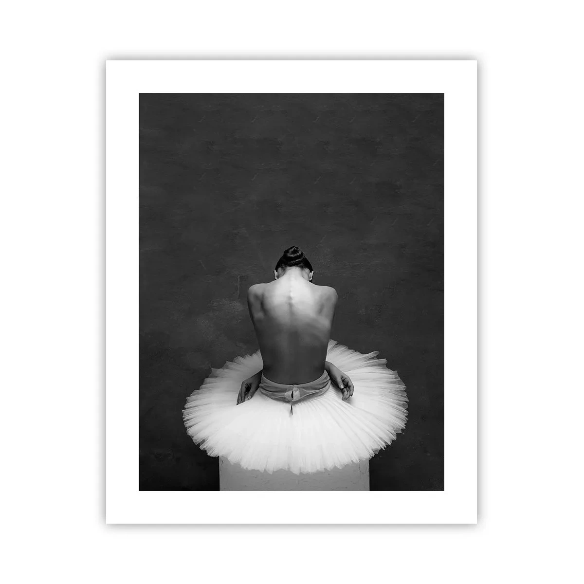 Póster - Rodeada de pétalos - 40x50 cm