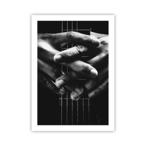 Póster - Manos unidas sobre las cuerdas de una guitarra en blanco y negro - 50x70cm - La oración del artista - Decoración de pared moderna para salón y dormitorio ARTTOR