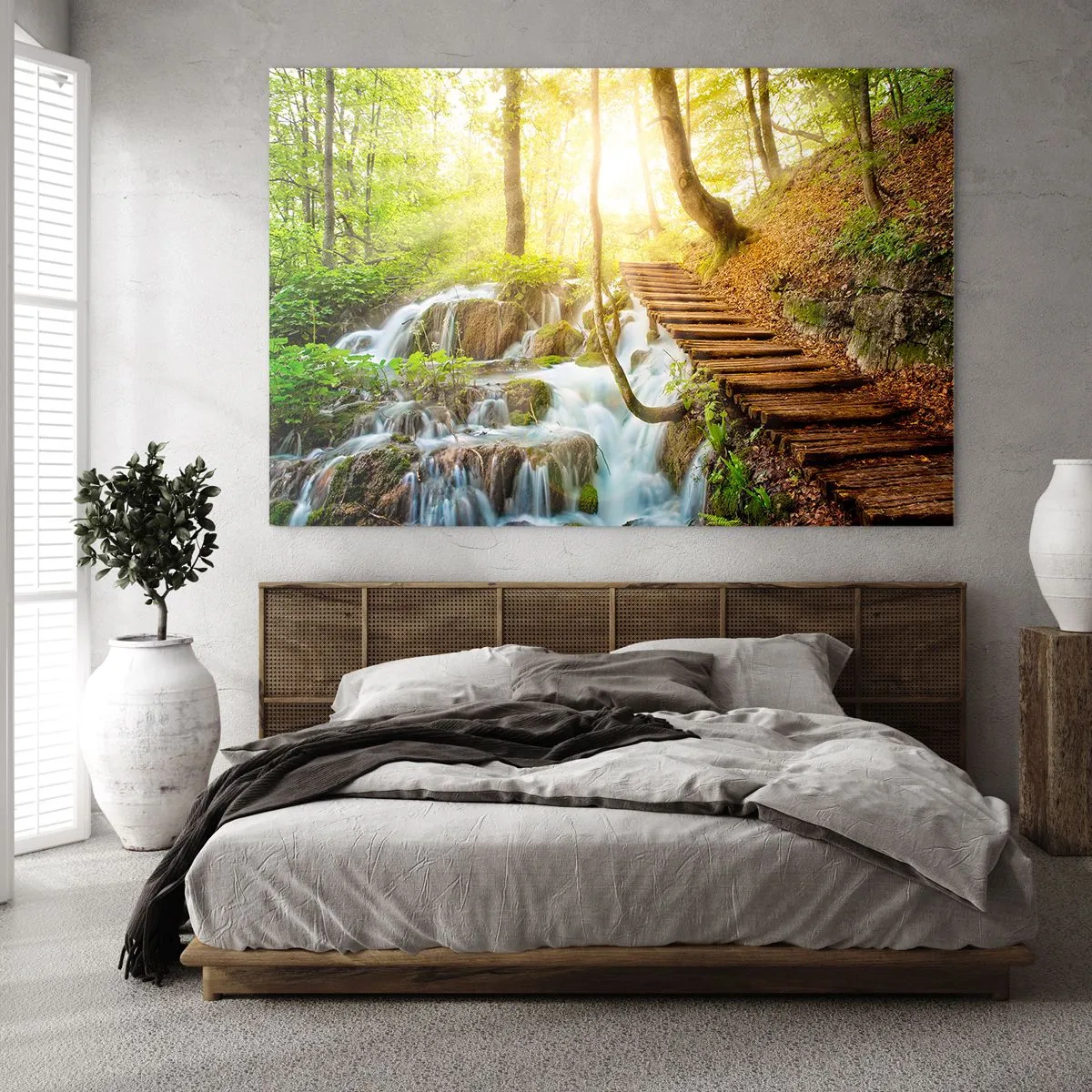 Cuadro sobre vidrio - Impresiones sobre Vidrio - Una cascada forestal con un camino de madera iluminado por la luz del sol. - 100x70cm - El ansiado frescor - Decoración de pared moderna para salón y dormitorio ARTTOR