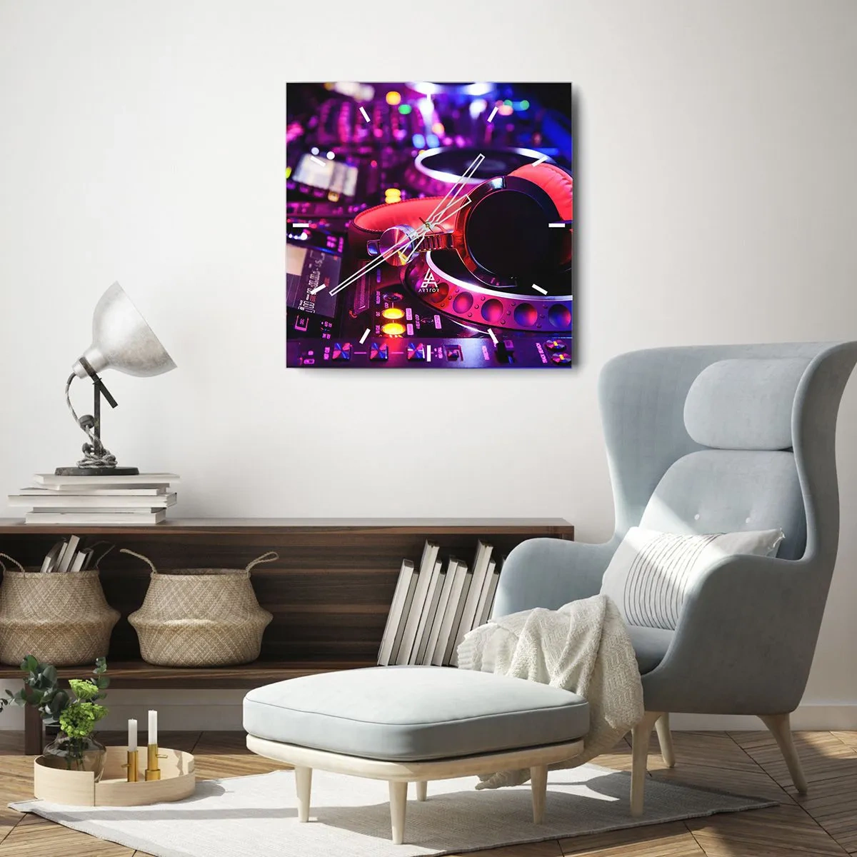 Reloj de pared - Reloj de vidrio - Auriculares de DJ en una consola con iluminación de neón. - 30x30cm - Antes de que comience la diversión - Decoración de pared moderna para salón y dormitorio ARTTOR