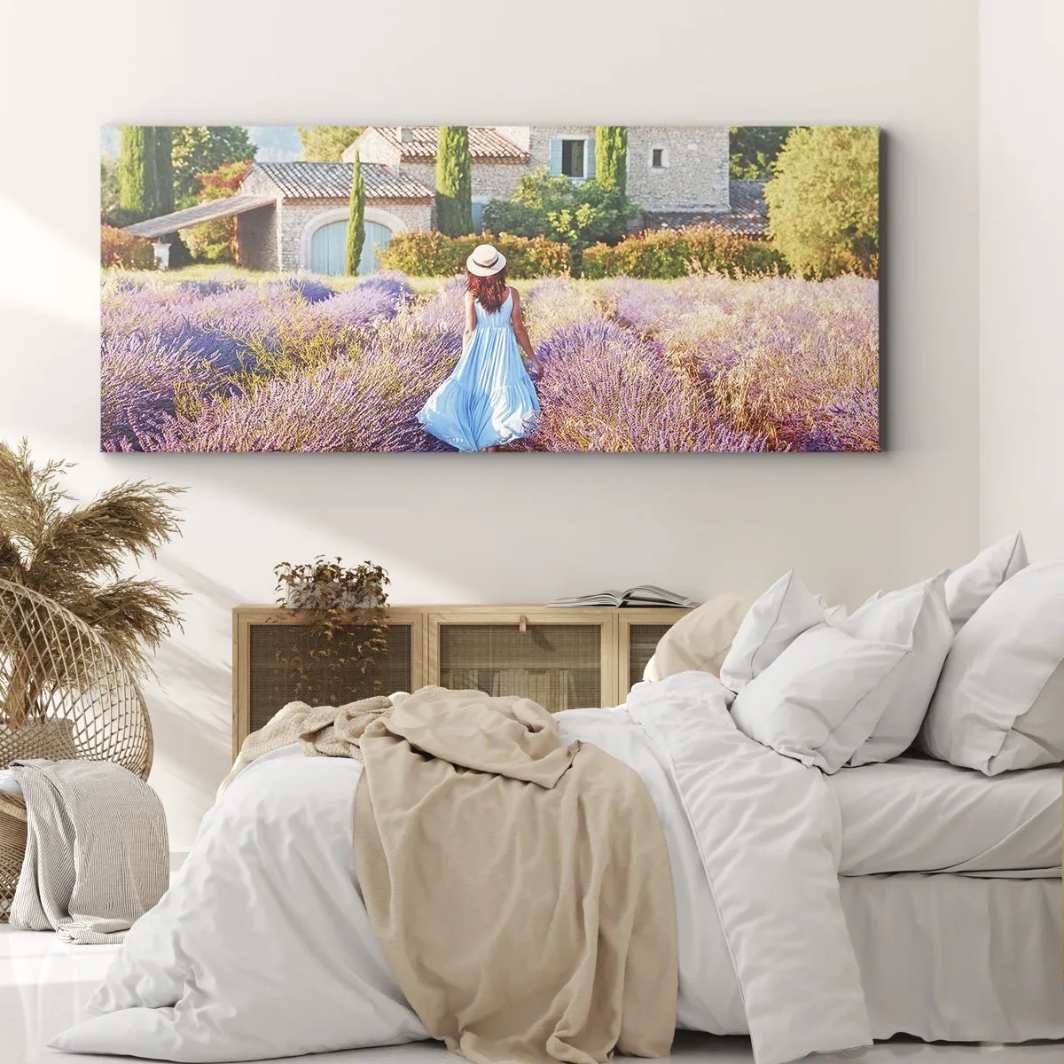 Cuadro sobre lienzo - Impresión de Imagen - Una mujer con un vestido azul caminando por un campo de lavanda con vistas a una casa. - 160x50cm - La chica de la lavanda - Decoración de pared moderna para salón y dormitorio ARTTOR